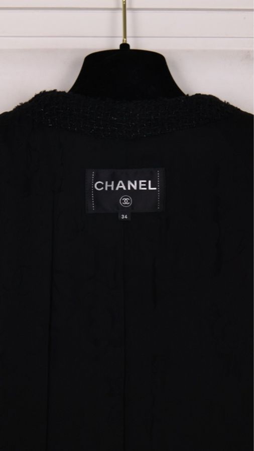Chanel 18年森林系列秀款jennie同款黑色不规则下摆细闪两口袋外套-29