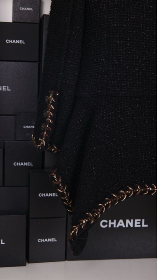 Chanel 18年森林系列秀款jennie同款黑色不规则下摆细闪两口袋外套-32