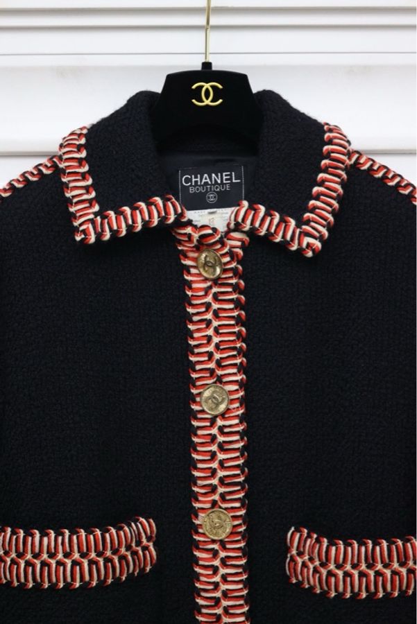 Chanel 90年秀款红黑滚边金扣两口袋外套-6