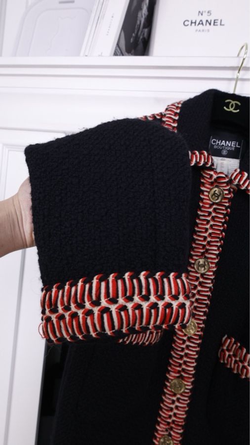 Chanel 90年秀款红黑滚边金扣两口袋外套-9