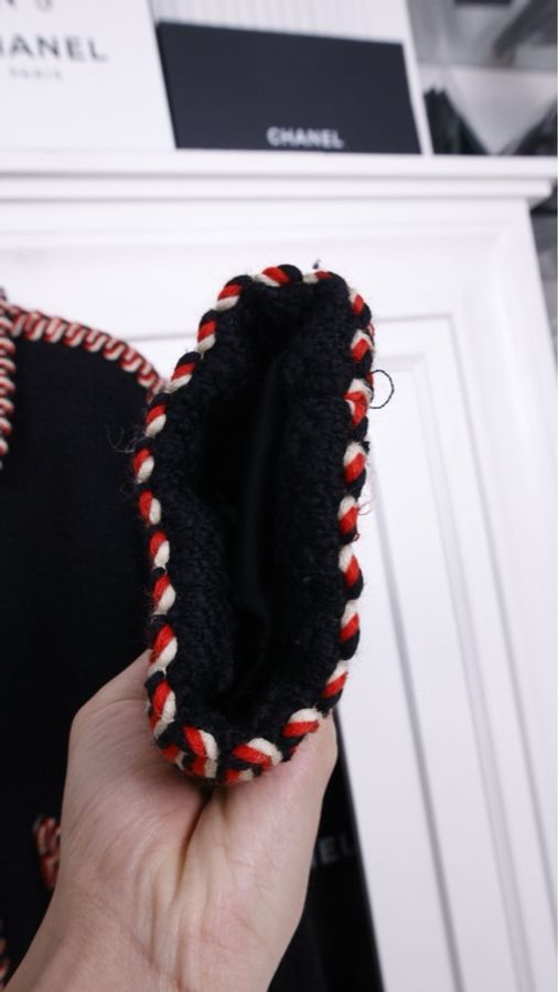 Chanel 90年秀款红黑滚边金扣两口袋外套-12