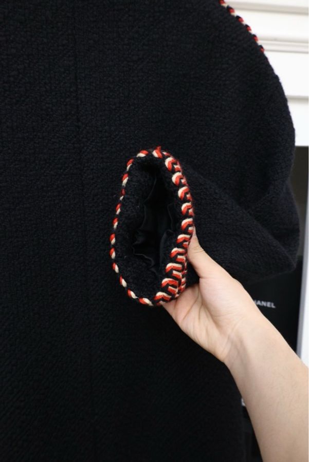 Chanel 90年秀款红黑滚边金扣两口袋外套-18