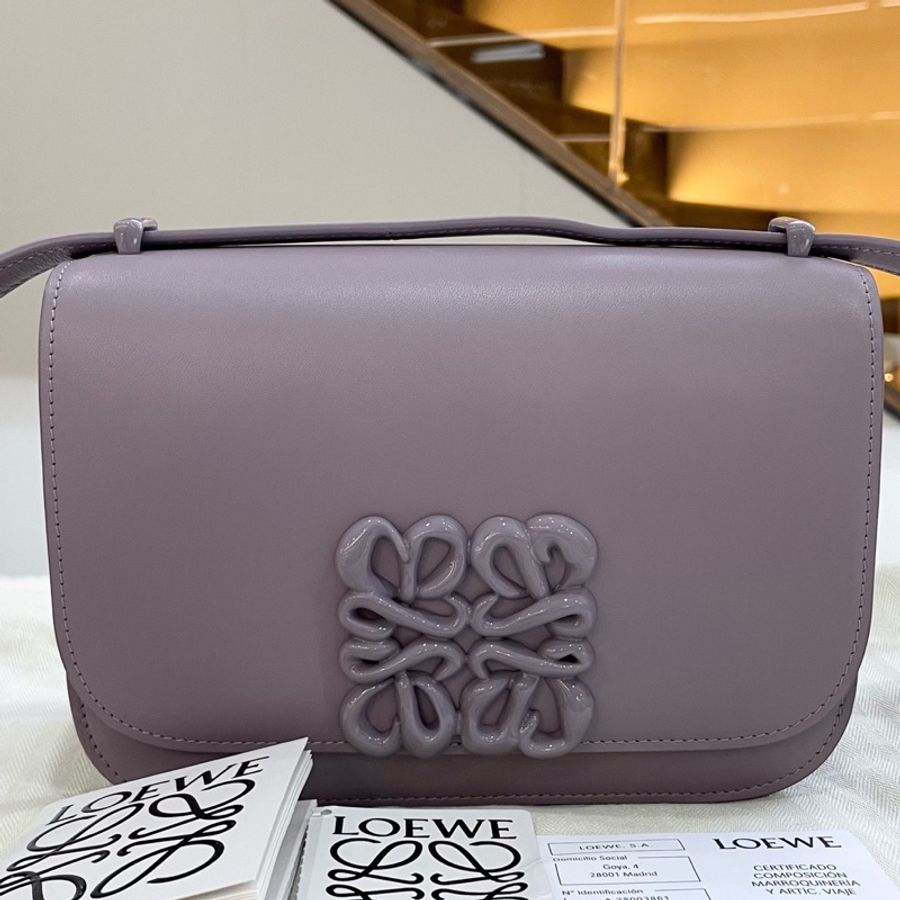 99新羅意威 Loewe 緞面牛皮藕粉色豆腐包 斜挎包 單肩包 尺寸 19*6*13.5cm 防塵袋-0