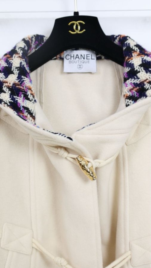 Chanel米色毛呢金扣粗花呢连帽大衣外套-5