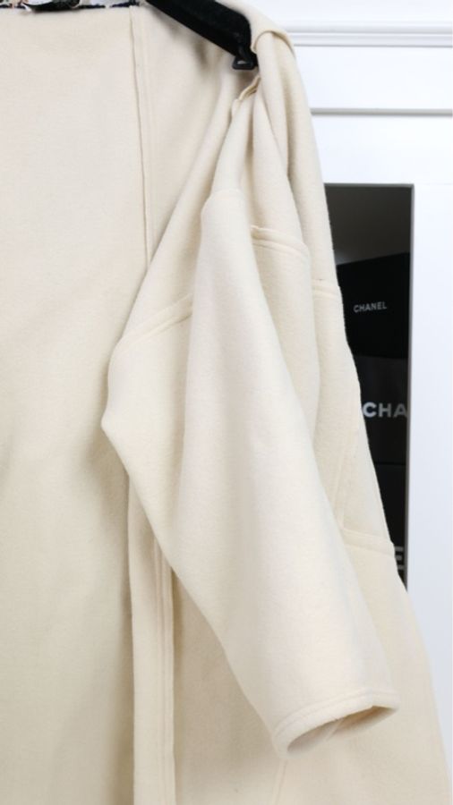 Chanel米色毛呢金扣粗花呢连帽大衣外套-12