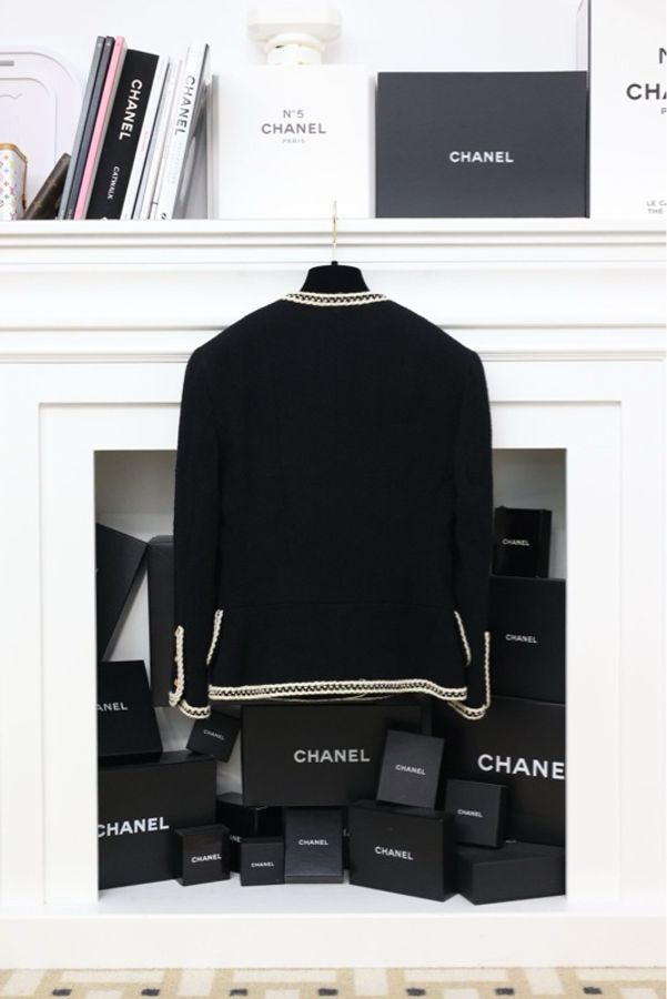 Chanel 91年秀款白色滚边黑金扣两口袋外套-1