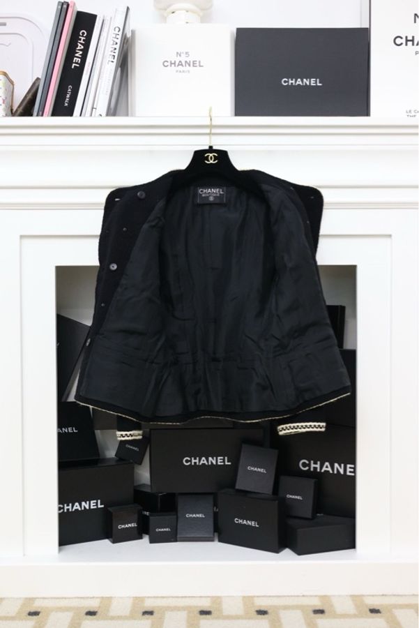 Chanel 91年秀款白色滚边黑金扣两口袋外套-4