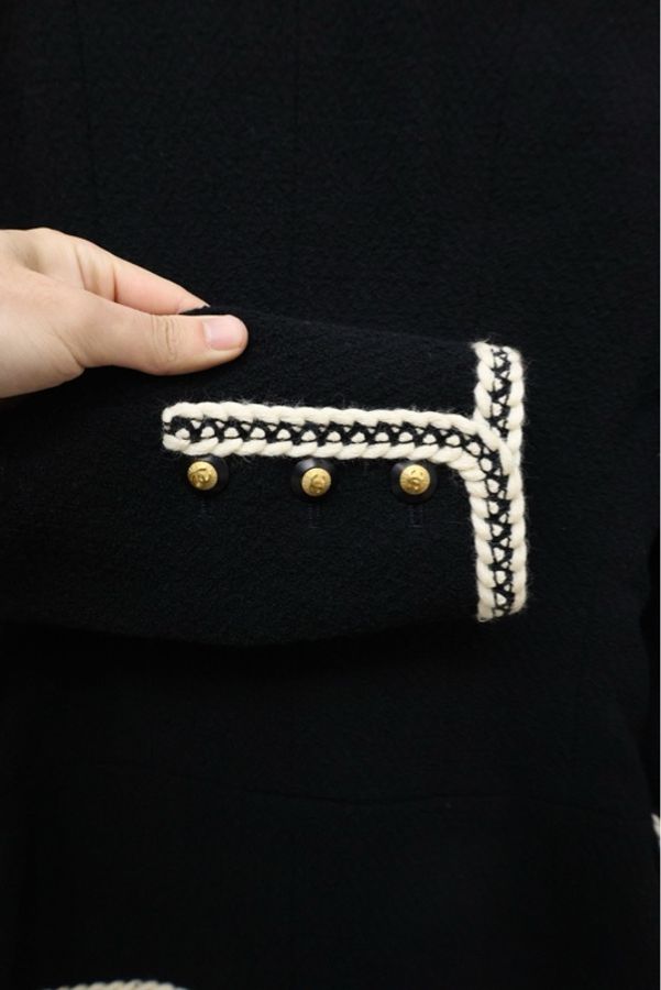 Chanel 91年秀款白色滚边黑金扣两口袋外套-5