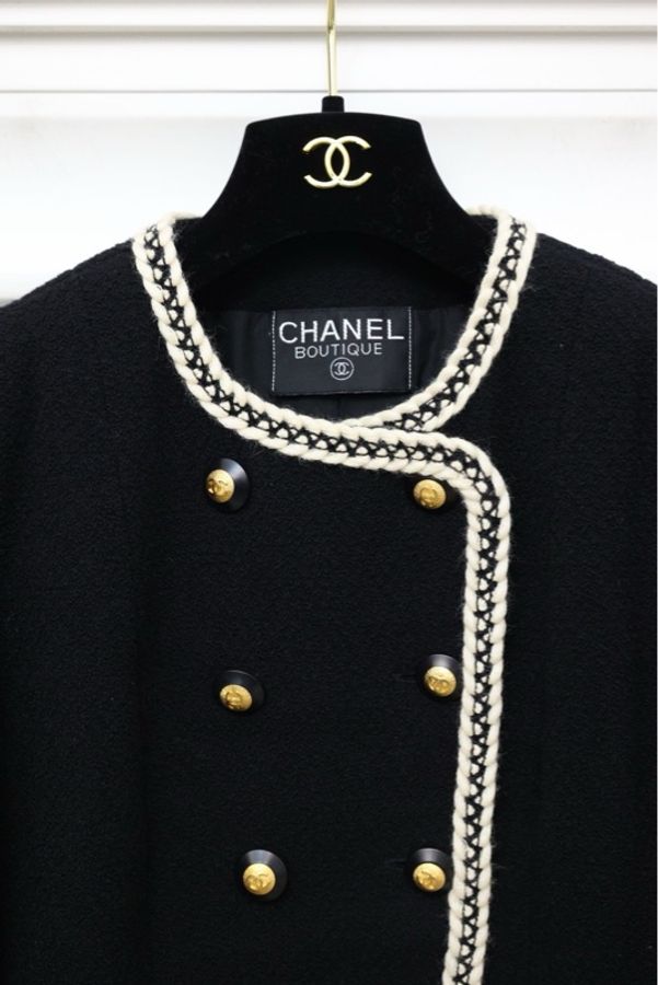 Chanel 91年秀款白色滚边黑金扣两口袋外套-6