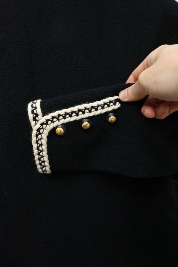Chanel 91年秀款白色滚边黑金扣两口袋外套-7