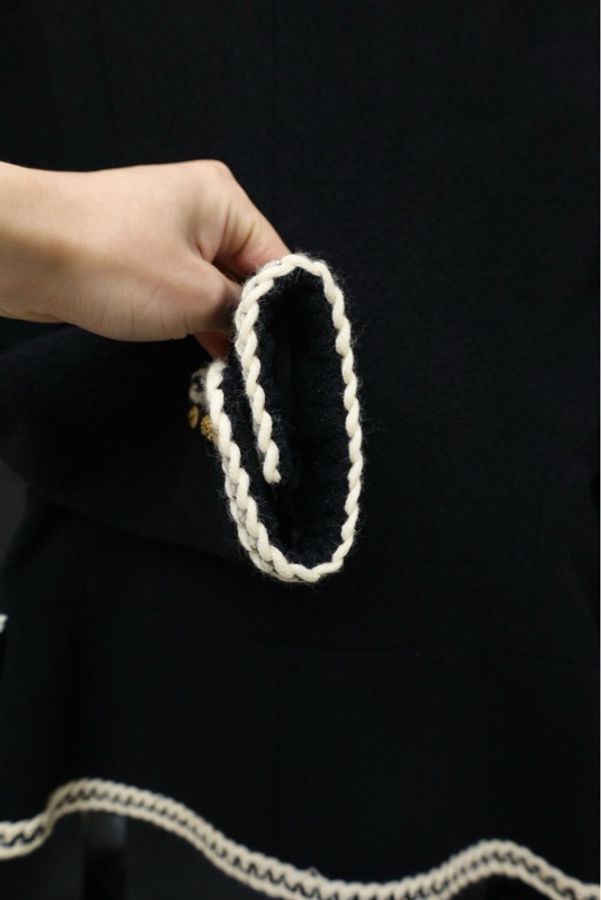 Chanel 91年秀款白色滚边黑金扣两口袋外套-8