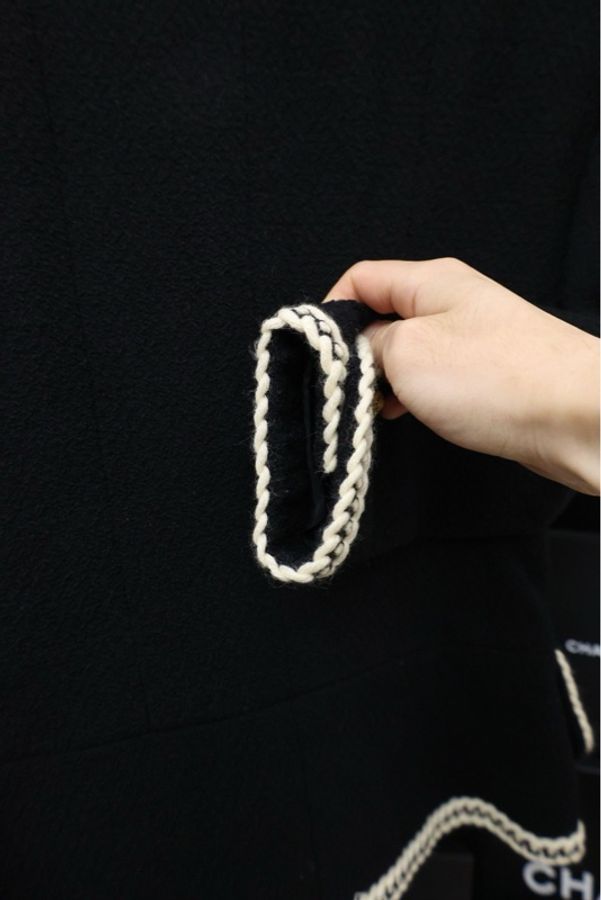 Chanel 91年秀款白色滚边黑金扣两口袋外套-13