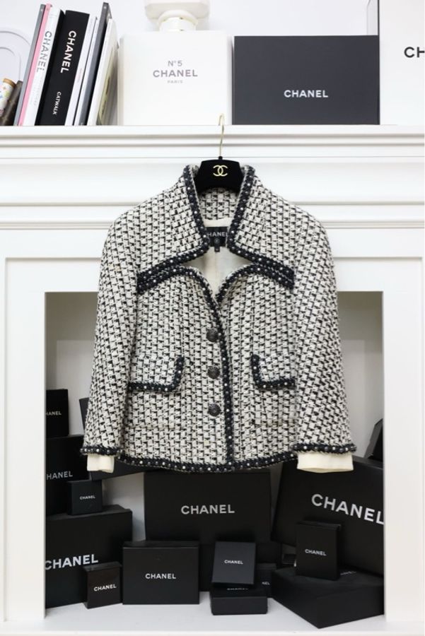 Chanel 16年巴黎在罗马黑白拼色珍珠滚边爱心领口双口袋外套-0