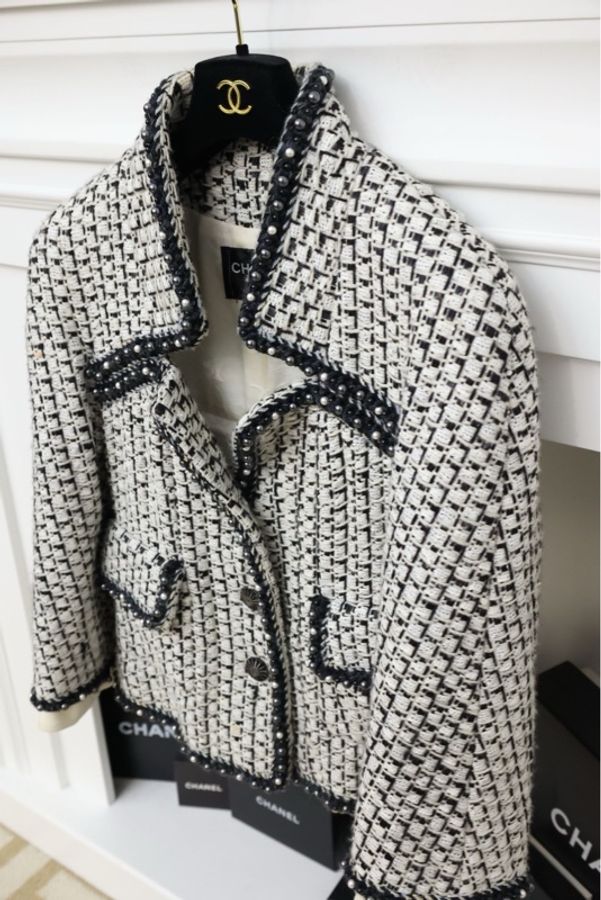 Chanel 16年巴黎在罗马黑白拼色珍珠滚边爱心领口双口袋外套-5