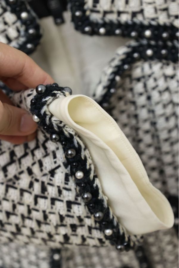 Chanel 16年巴黎在罗马黑白拼色珍珠滚边爱心领口双口袋外套-15