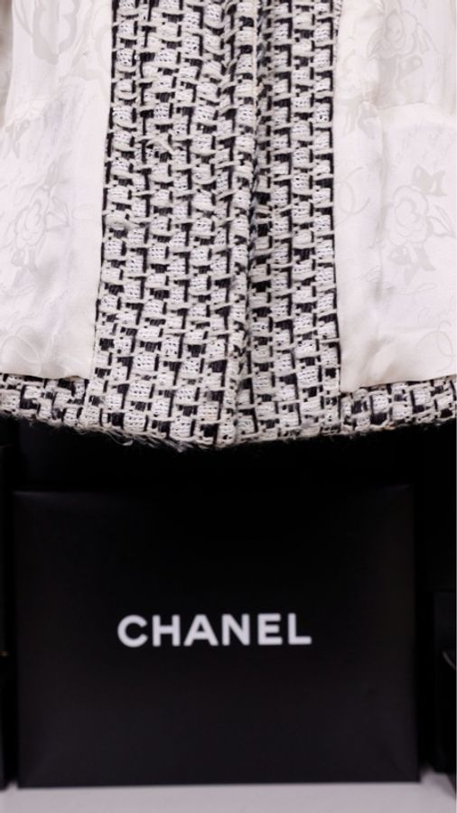 Chanel 16年巴黎在罗马黑白拼色珍珠滚边爱心领口双口袋外套-31