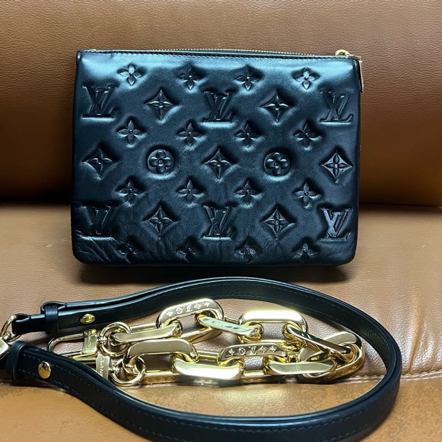 LV/路易威登 Coussin BB浮雕印花斜挎包 黑色壓紋小羊皮WOC鏈條包 芯片款 尺寸21*8-0