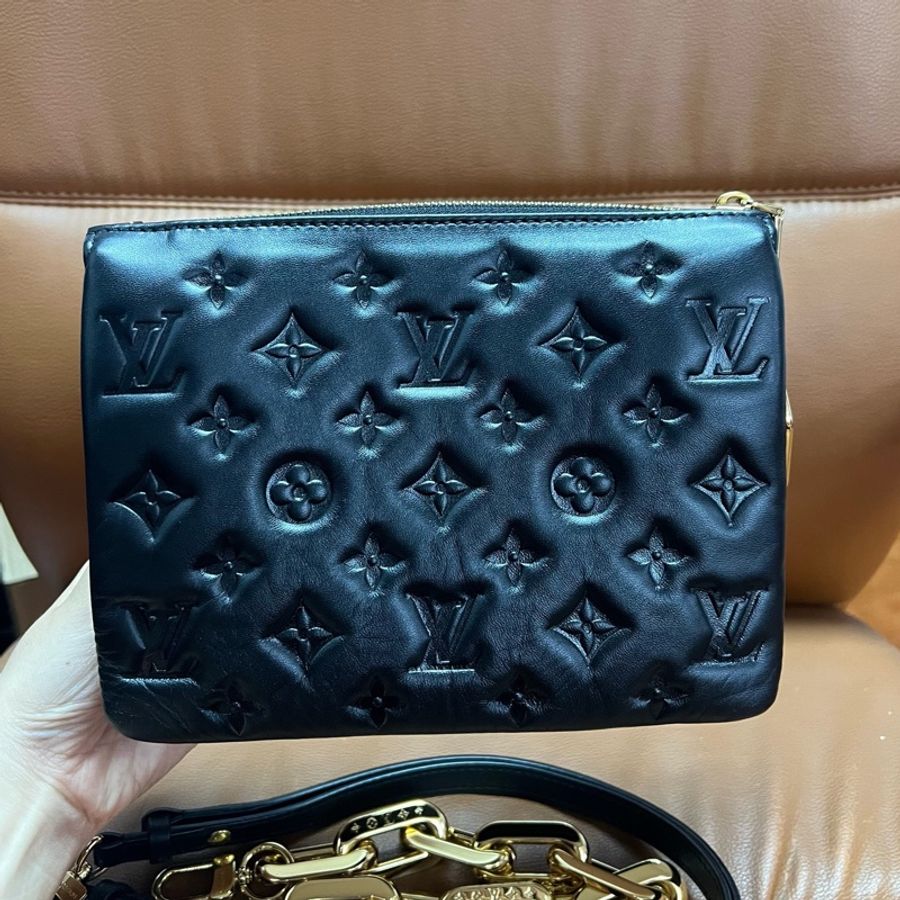 LV/路易威登 Coussin BB浮雕印花斜挎包 黑色壓紋小羊皮WOC鏈條包 芯片款 尺寸21*8-1
