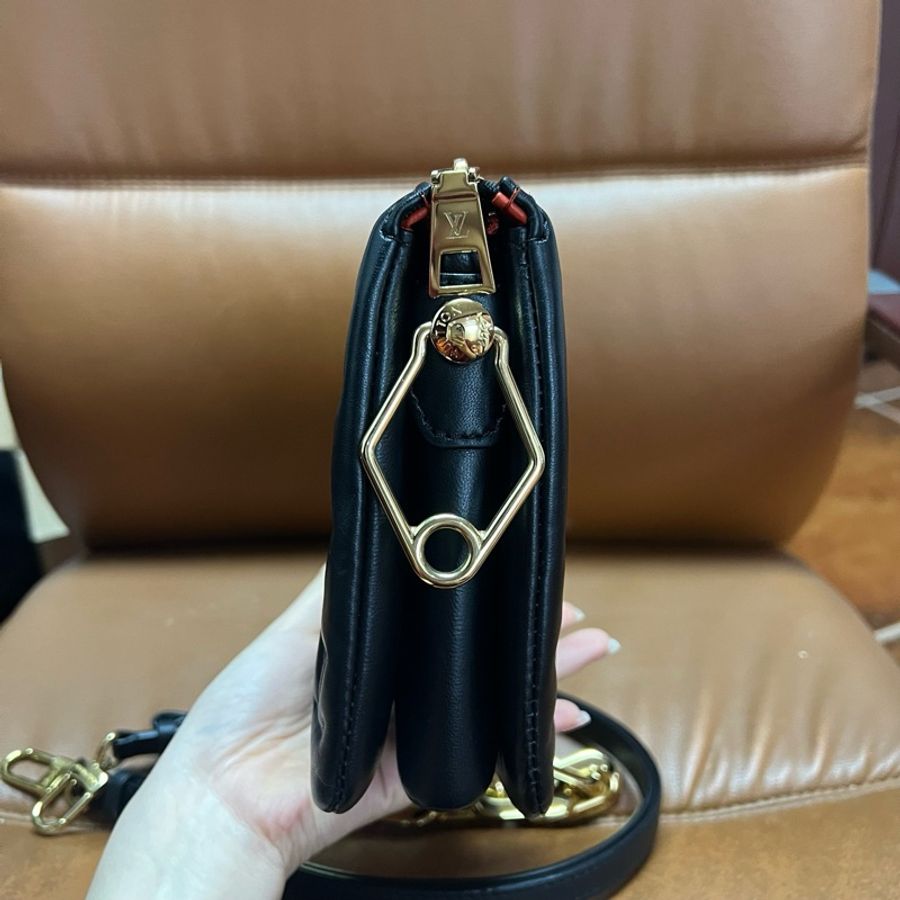 LV/路易威登 Coussin BB浮雕印花斜挎包 黑色壓紋小羊皮WOC鏈條包 芯片款 尺寸21*8-2