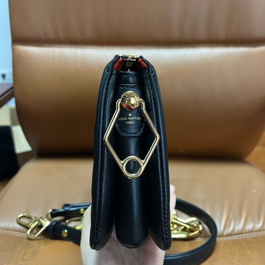LV/路易威登 Coussin BB浮雕印花斜挎包 黑色壓紋小羊皮WOC鏈條包 芯片款 尺寸21*8-3