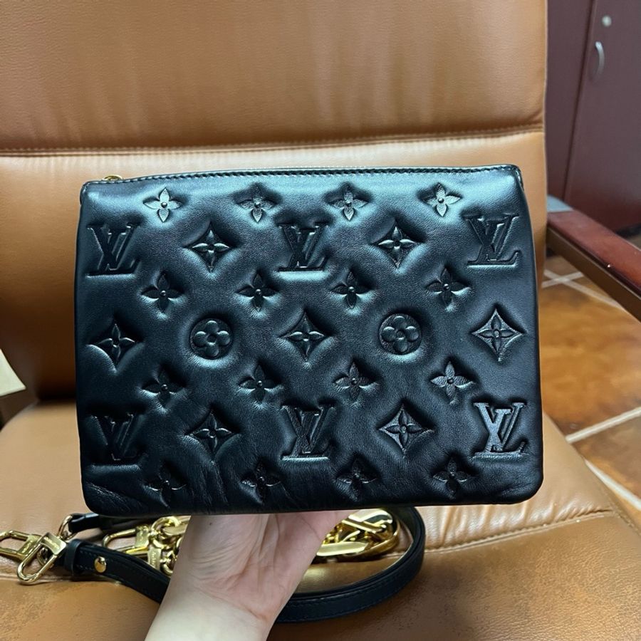 LV/路易威登 Coussin BB浮雕印花斜挎包 黑色壓紋小羊皮WOC鏈條包 芯片款 尺寸21*8-4