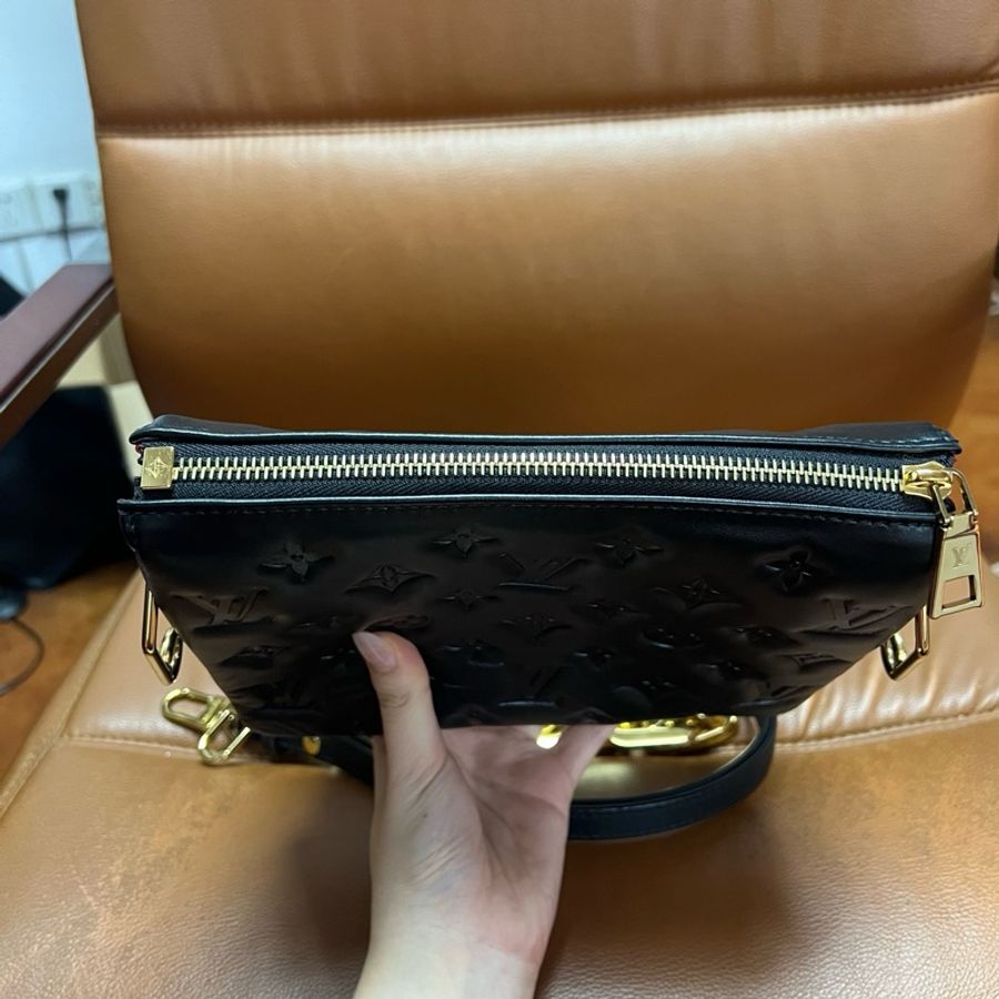 LV/路易威登 Coussin BB浮雕印花斜挎包 黑色壓紋小羊皮WOC鏈條包 芯片款 尺寸21*8-5