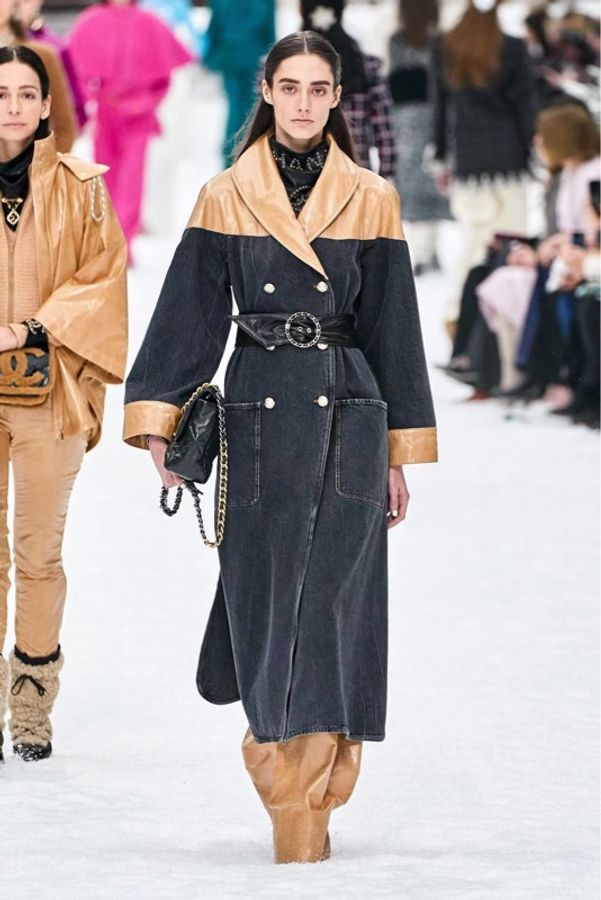 Chanel 19年雪地系列皮革丹宁牛仔拼接双排扣大衣-5