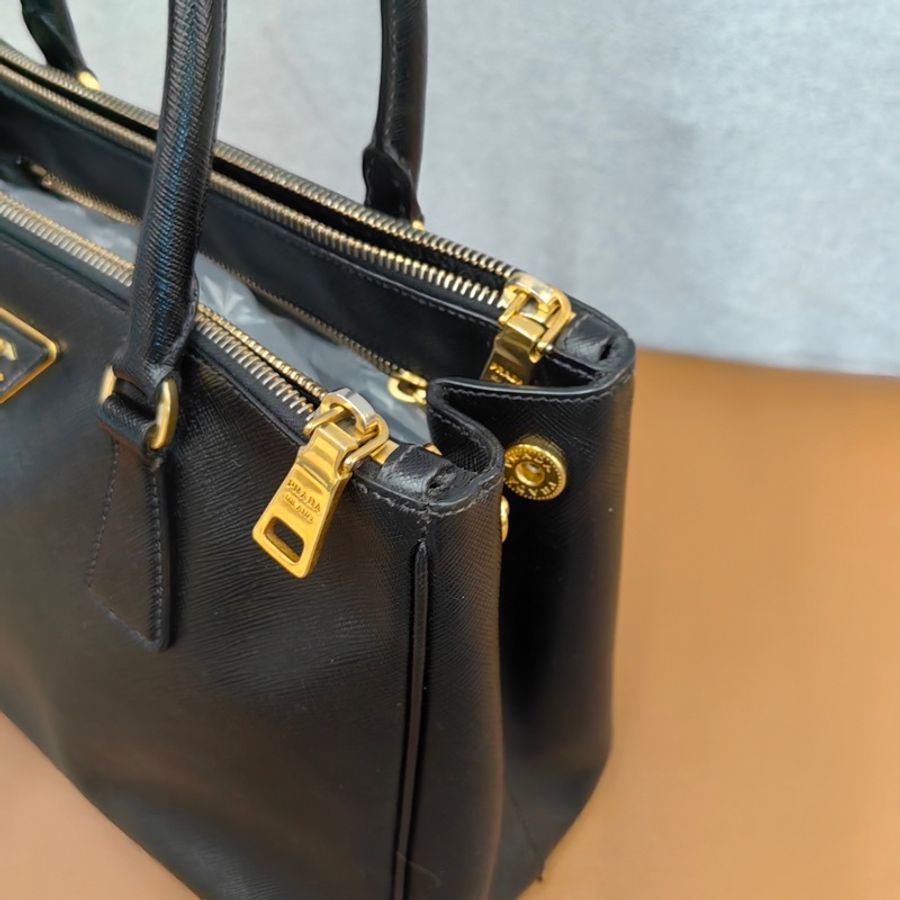 PRADA 普拉達黑金殺手中號手提單肩斜挎包-14