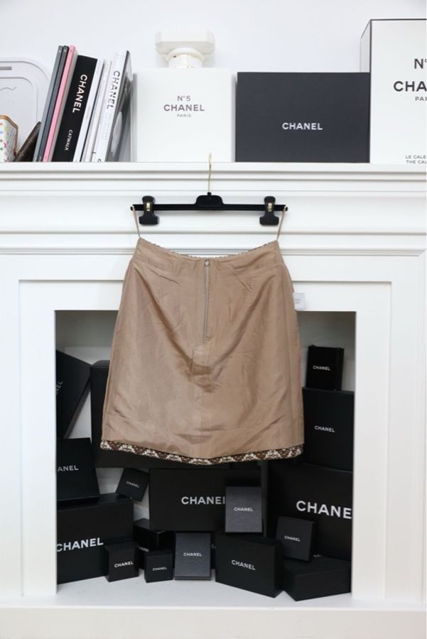 Chanel 05年秀款银镂空木扣波浪纹粗花呢外套半裙套装-5