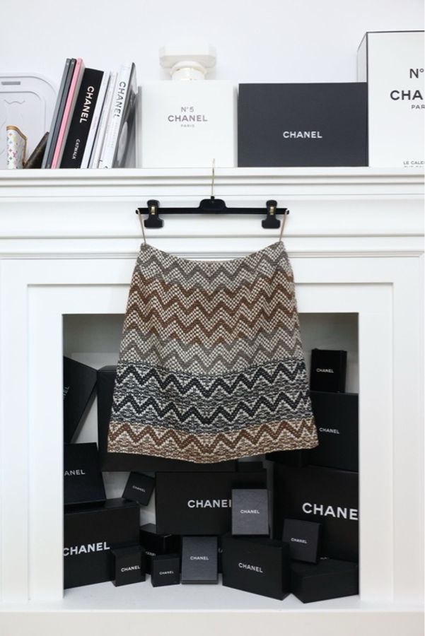 Chanel 05年秀款银镂空木扣波浪纹粗花呢外套半裙套装-6