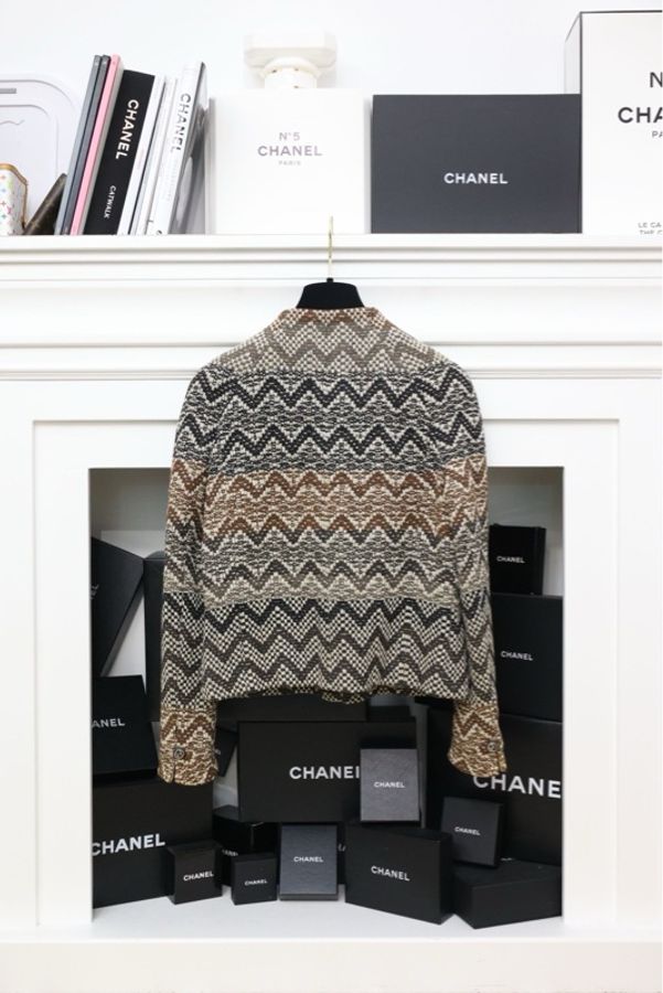 Chanel 05年秀款银镂空木扣波浪纹粗花呢外套半裙套装-10