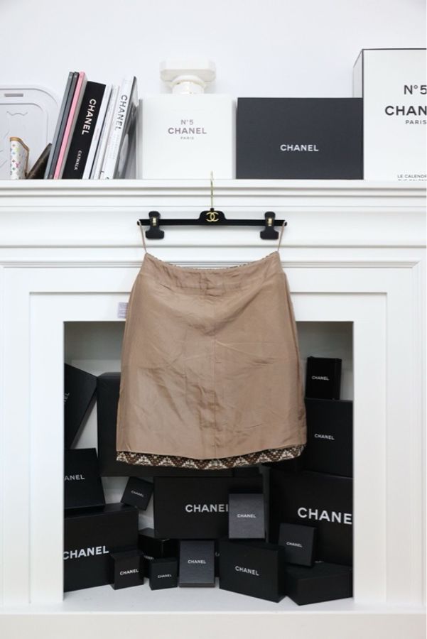 Chanel 05年秀款银镂空木扣波浪纹粗花呢外套半裙套装-11