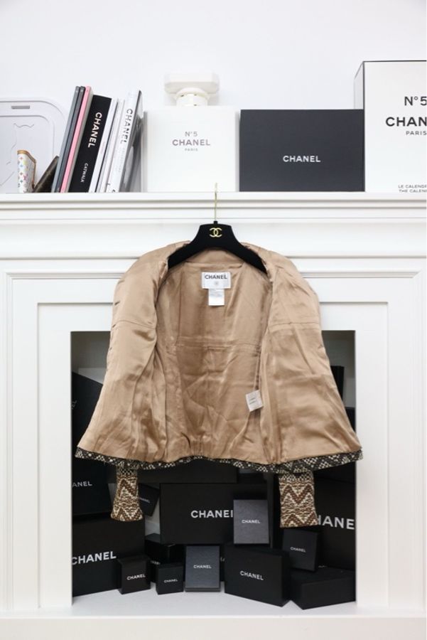 Chanel 05年秀款银镂空木扣波浪纹粗花呢外套半裙套装-13