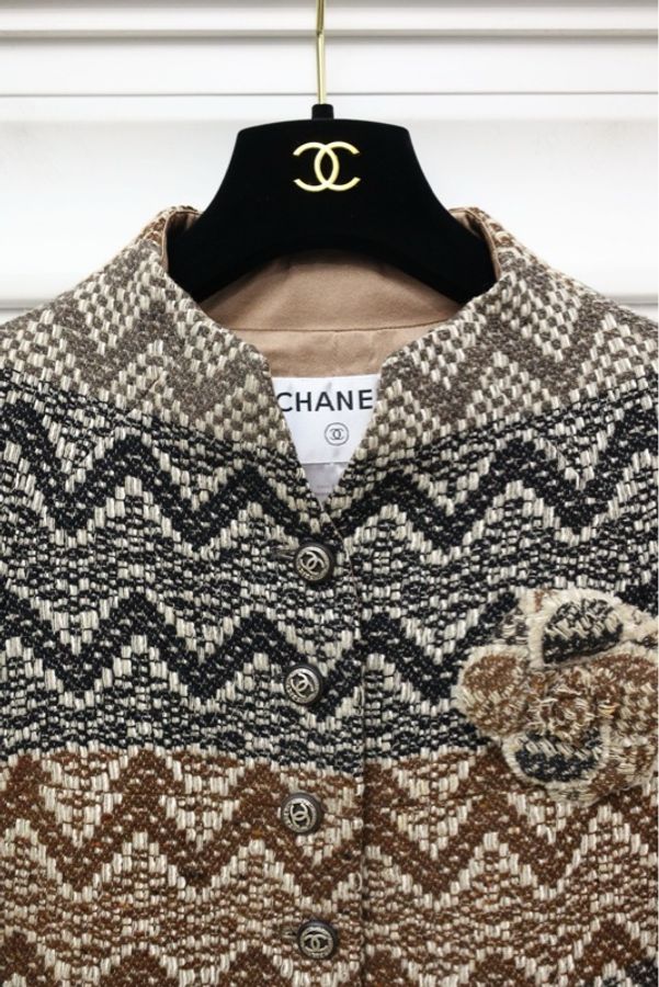 Chanel 05年秀款银镂空木扣波浪纹粗花呢外套半裙套装-16