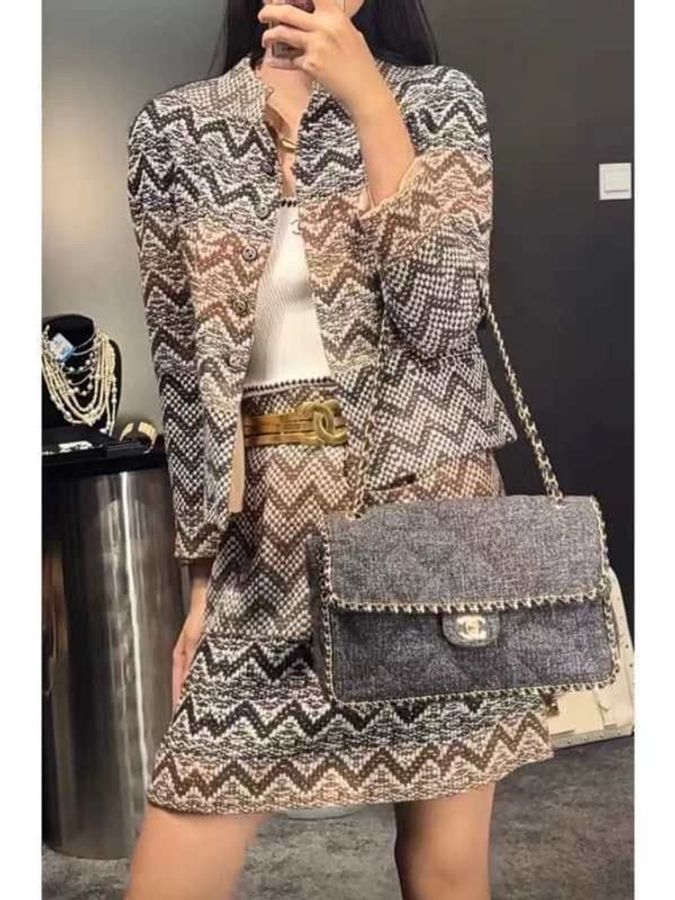 Chanel 05年秀款银镂空木扣波浪纹粗花呢外套半裙套装-32