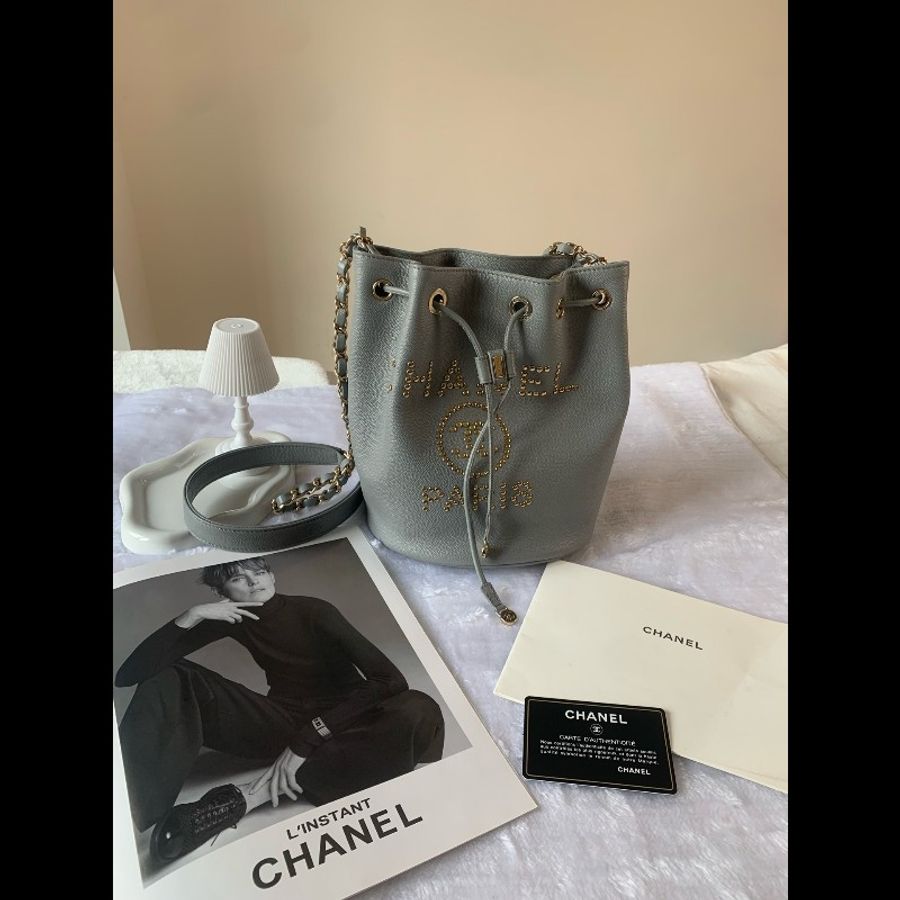 香奈兒/Chanel 水桶包 單肩斜挎包 霧灰荔枝皮 冷感鉚釘 雙C標誌-1