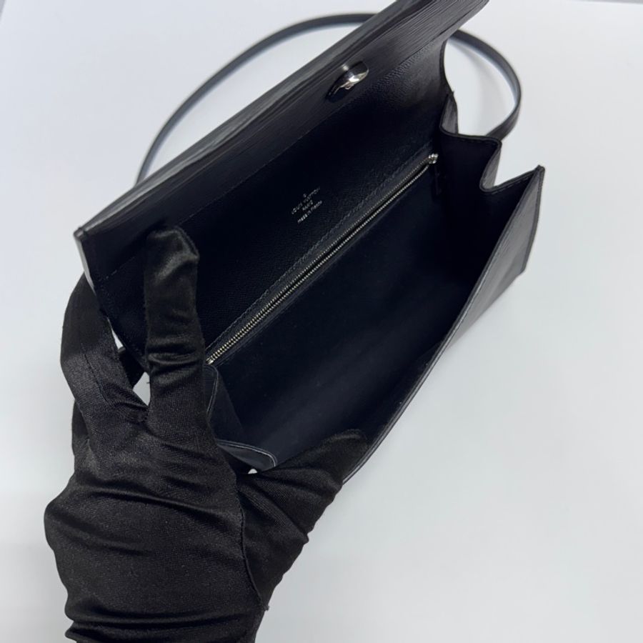 (全新閒置🎁) LV Epi 全黑so black 斜背包 專櫃95000-12
