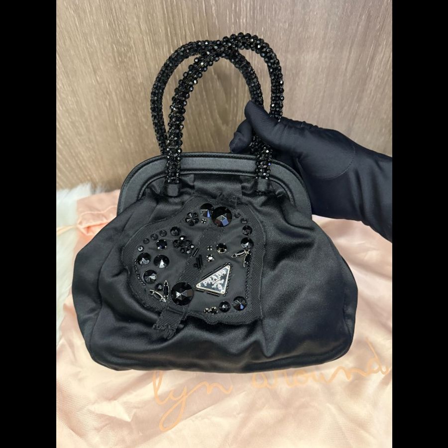 Prada普拉達愛心+串珠手柄蛙口包緞面手提包釘珠包黑色緞面手腕包-0