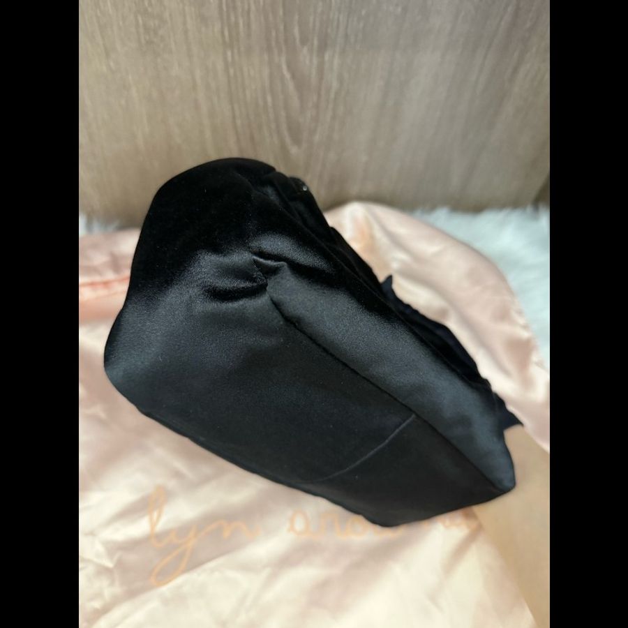 Prada普拉達愛心+串珠手柄蛙口包緞面手提包釘珠包黑色緞面手腕包-3