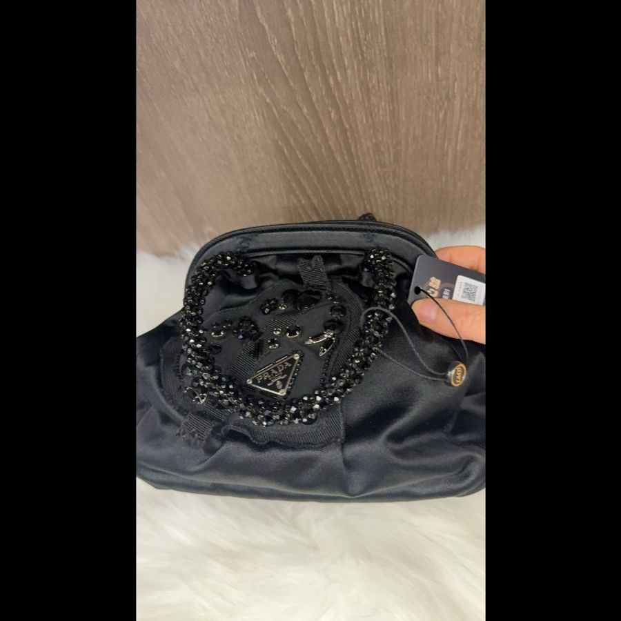 Prada普拉達愛心+串珠手柄蛙口包緞面手提包釘珠包黑色緞面手腕包-4