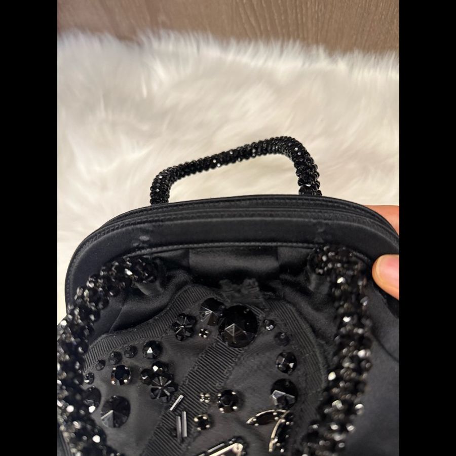 Prada普拉達愛心+串珠手柄蛙口包緞面手提包釘珠包黑色緞面手腕包-6