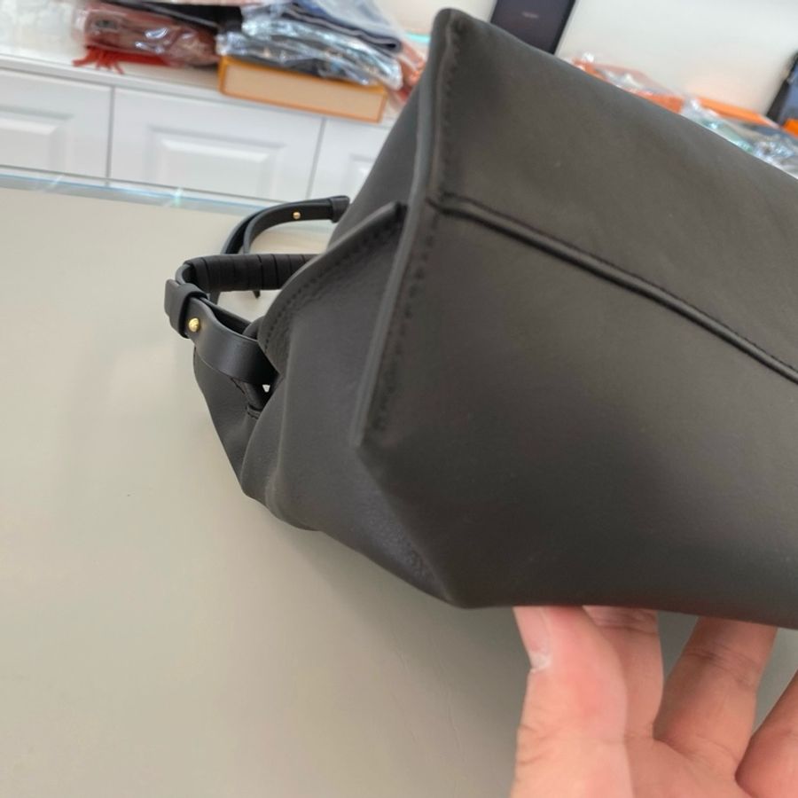 Loewe/羅意威 Flamenco 小號福袋 牛皮黑色繩結單肩包斜挎包 金扣-5