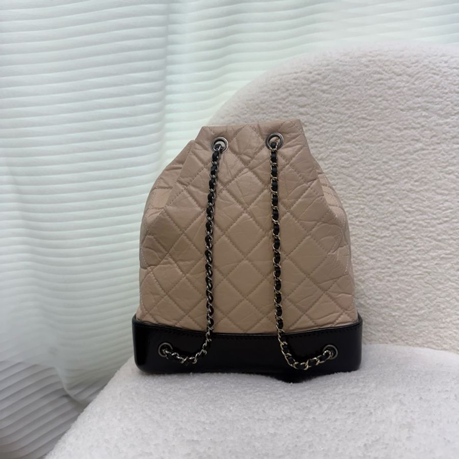 Chanel黑拚米鞣製牛皮霧銀流浪後背包-1
