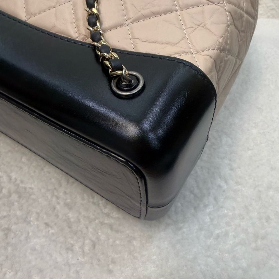 Chanel黑拚米鞣製牛皮霧銀流浪後背包-4