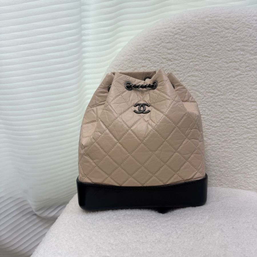 Chanel黑拚米鞣製牛皮霧銀流浪後背包-5