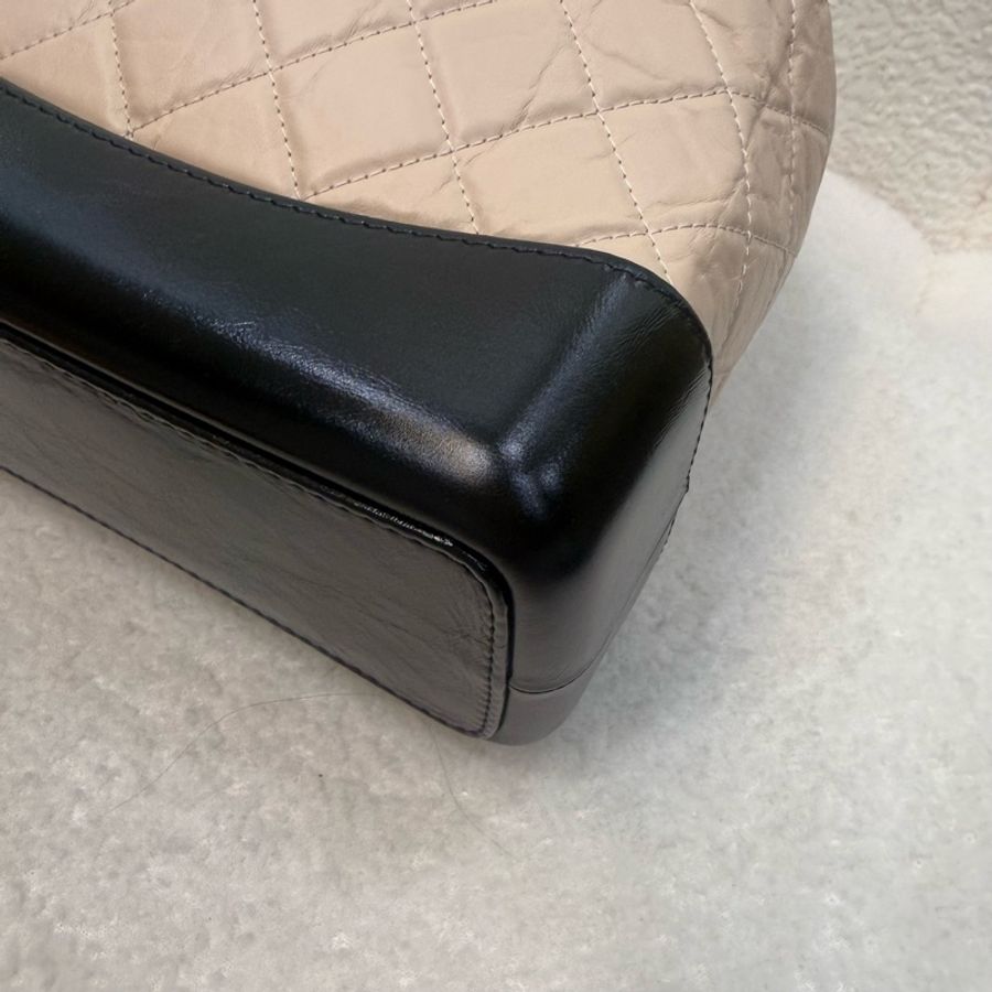 Chanel黑拚米鞣製牛皮霧銀流浪後背包-7