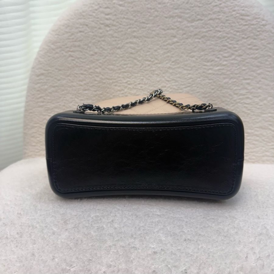 Chanel黑拚米鞣製牛皮霧銀流浪後背包-15