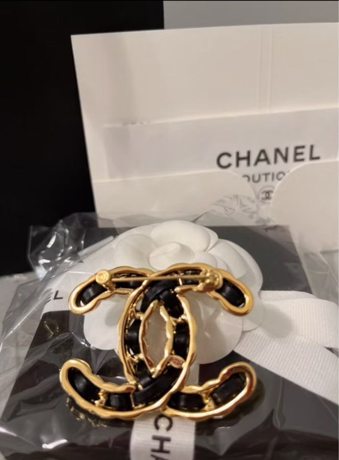 CHANEL 香奈兒《全新》經典雙C皮穿鍊胸針|黑金配色|全新全配|超美氣質款-7