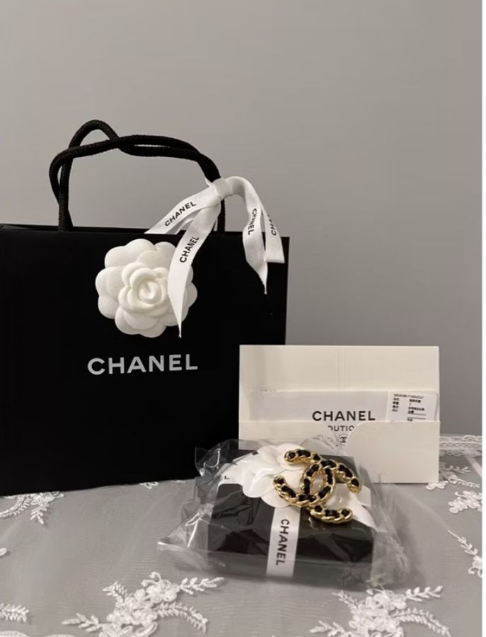 CHANEL 香奈兒《全新》經典雙C皮穿鍊胸針|黑金配色|全新全配|超美氣質款-9