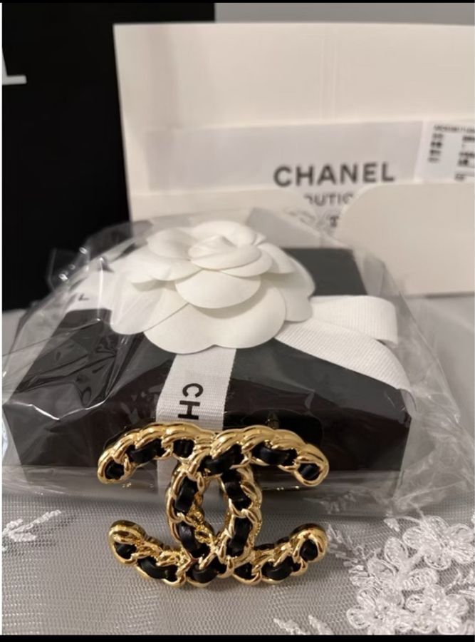CHANEL 香奈兒《全新》經典雙C皮穿鍊胸針|黑金配色|全新全配|超美氣質款-11